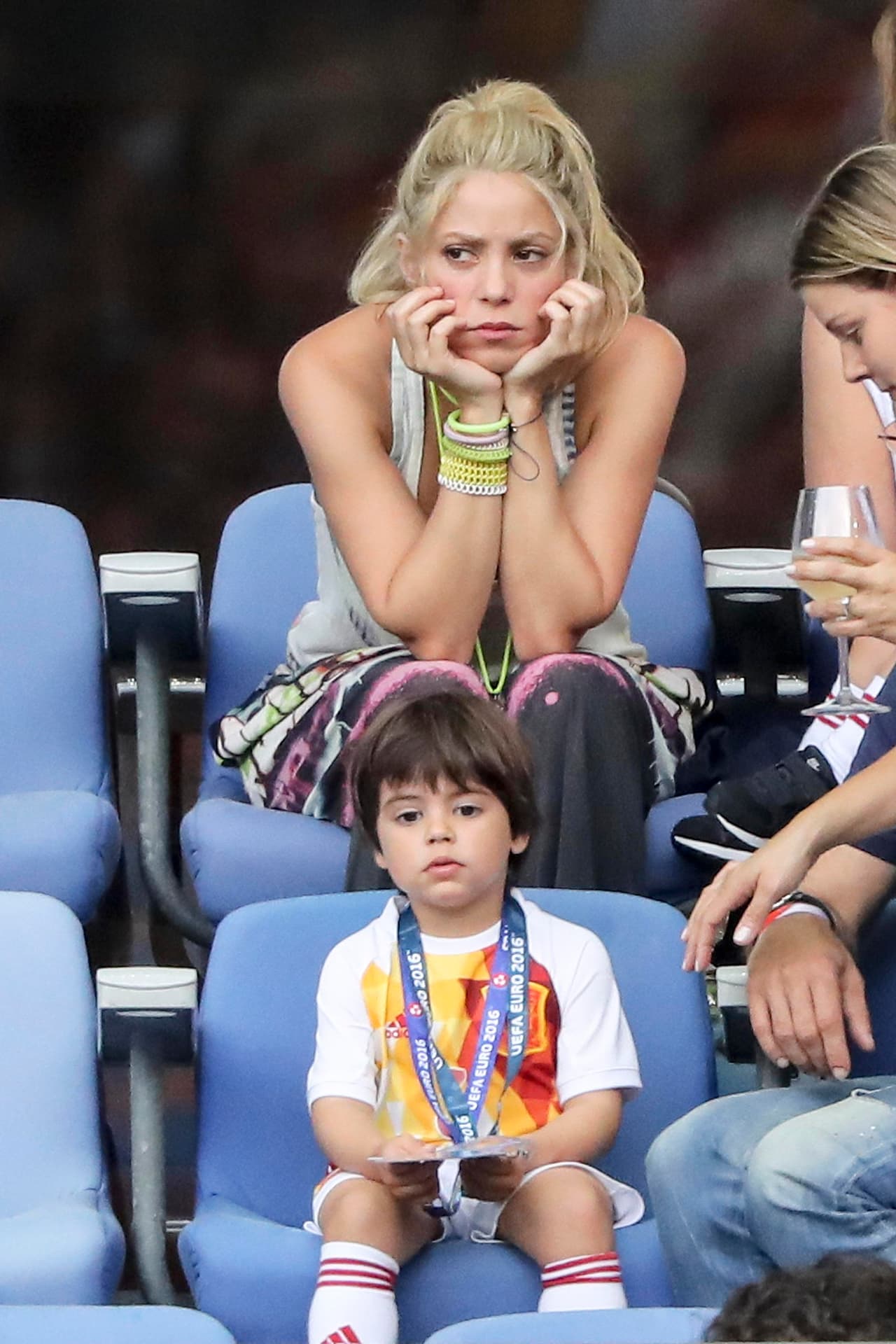Shakira se da el tiempo para llevar a sus dos nenes a los partidos de futbol y hasta comparten frustraciones cuando su papi pierde.