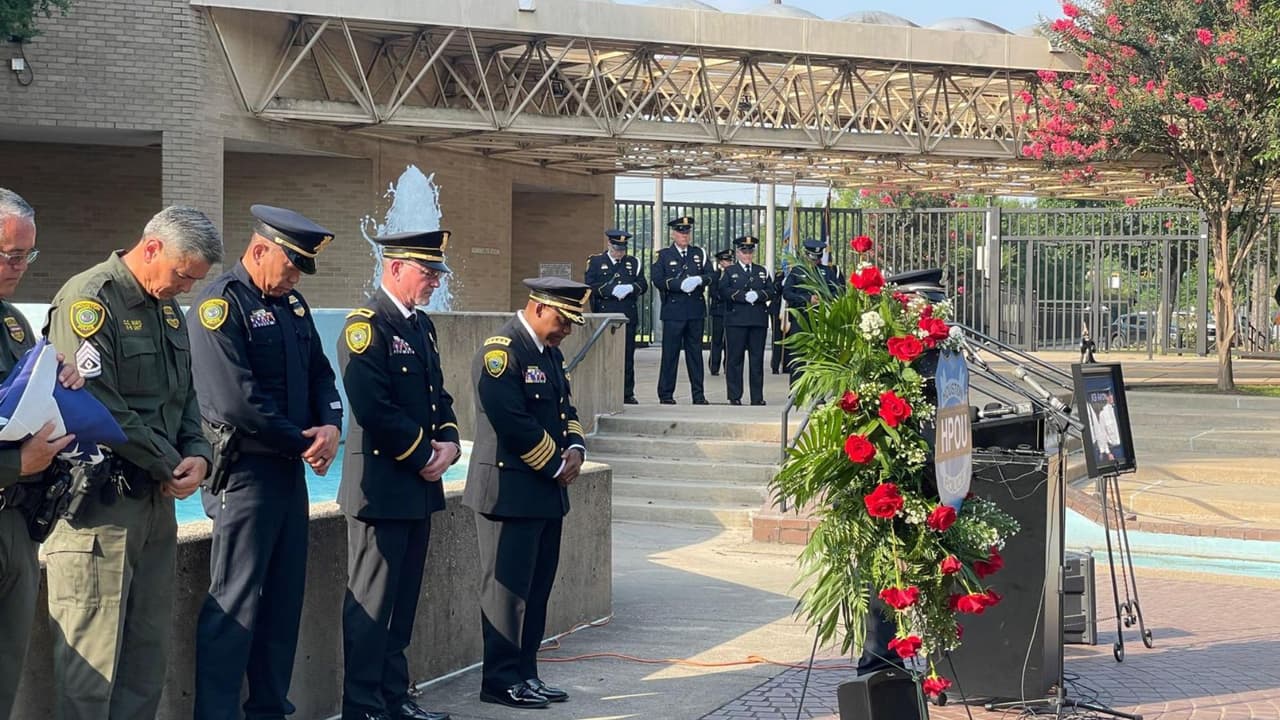 De inmediato, el canino fue trasladado a un centro veterinario, pero murió por las altas temperaturas que experimentó.
<br>