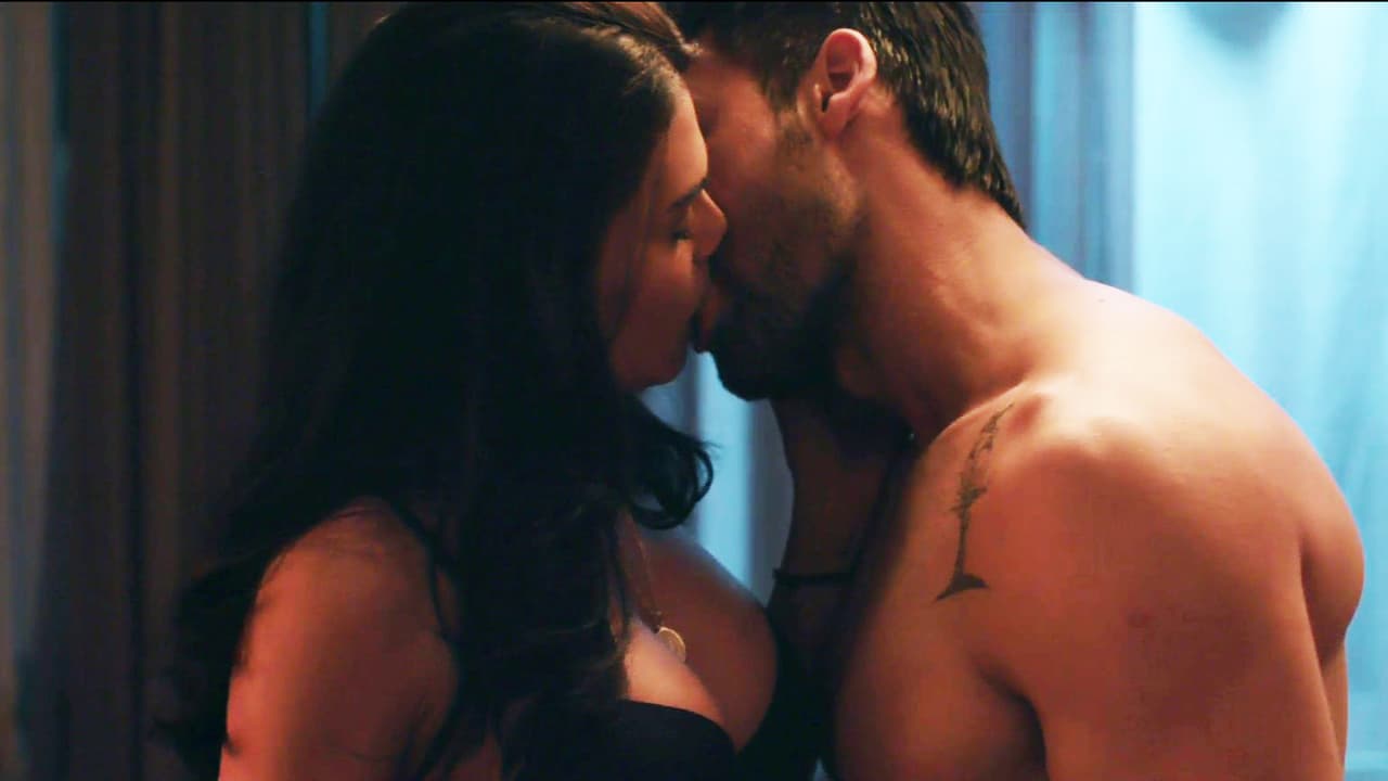 Tras una cariñosa plática, el deseo los atrapó. ¿Yolanda descubrirá que es agente de la DEA?