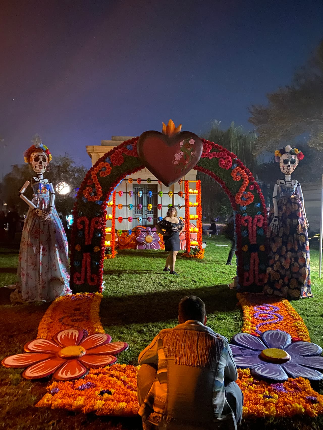 El cementerio fue fundado en 1899 y en sus 62 acres reposan los restos de cientos de angelinos. Sin embargo, desde el año 2000, el camposanto se convirtió también en un centro cultural.
<br>