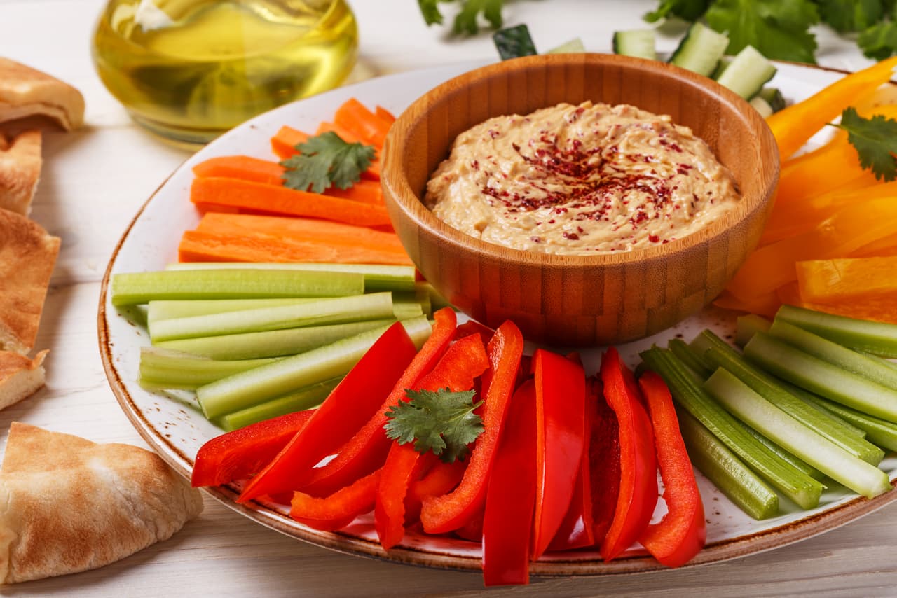 <b>El <i>double dip</i></b>
<br>Sumerges una parte del bocadillo en el dip para untar, lo muerdes y vuelves a mojar el pedazo restante. A muchas personas les da asco esta práctica porque creen que las bacterias que hay en la boca terminan dentro del plato. ¿Tienen razón? Depende del alimento, responden Dawson y su equipo. Encontraron que el contagio disminuye con el espesor. Si la salsa es muy líquida, no se adhiere bien al bocadillo y es más probable que las bacterias caigan en el dip.
<br>