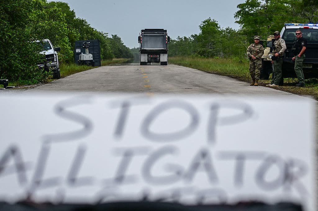 El fiscal general de Florida, James Uthmeier, quien popularizó el nombre "Alcatraz de los Caimanes", ha descrito la instalación como una “solución integral para llevar a cabo 
<b>la agenda de deportación masiva del presidente Trump</b>”.