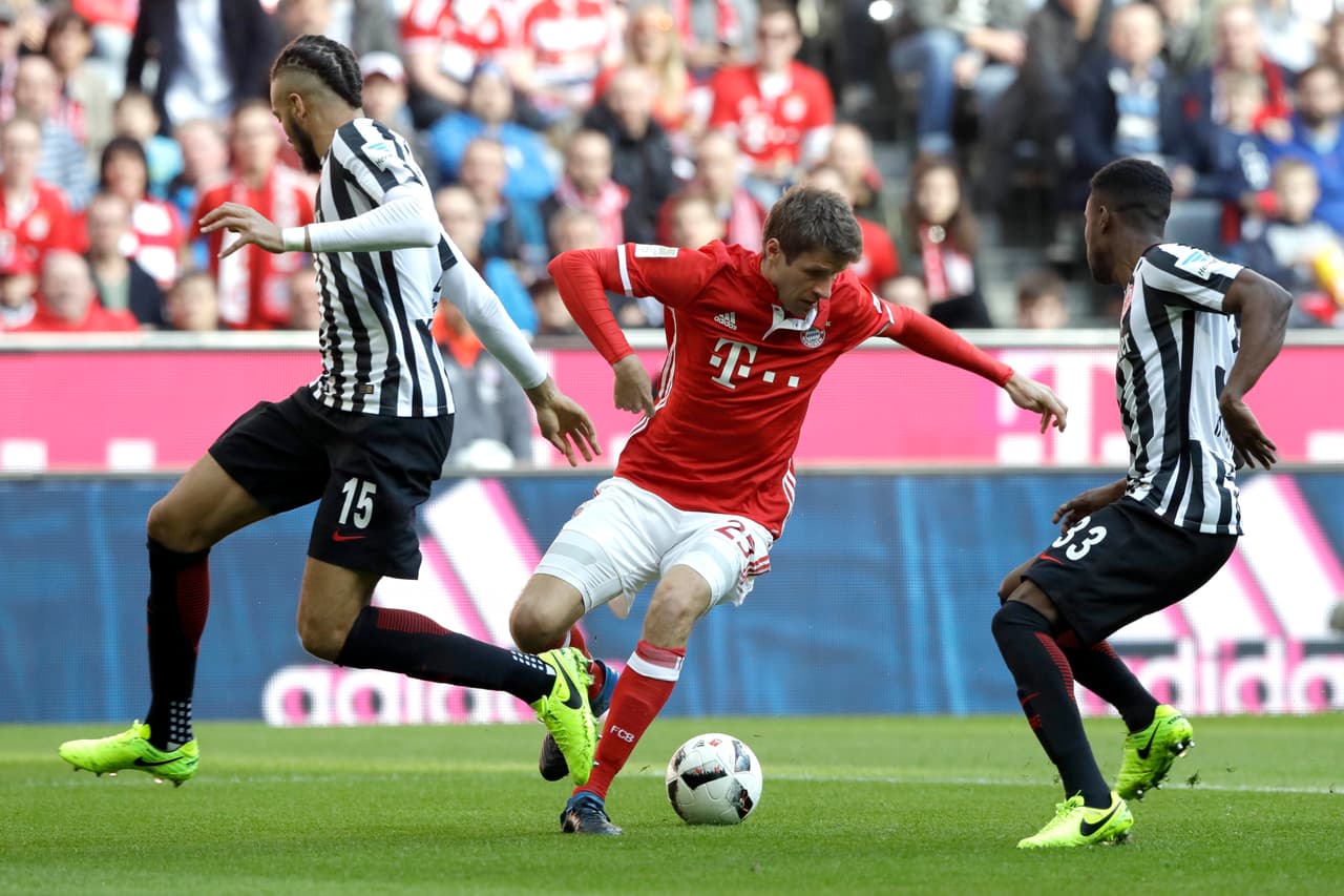 Sin duda el delantero de la Selección de Alemania fue de los hombres más peligrosos del Bayern. Acá eludió la doble marca de Michael Hector y Taleb Tawatha.