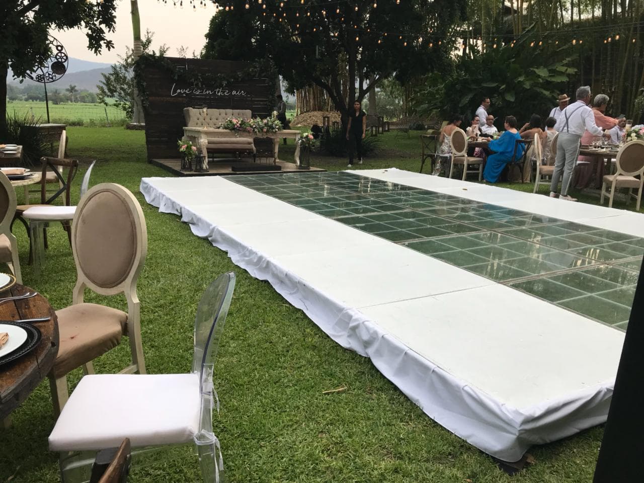 Poco a poco los invitados fueron llegando. El lugar estaba listo para recibir a los nuevos esposos.