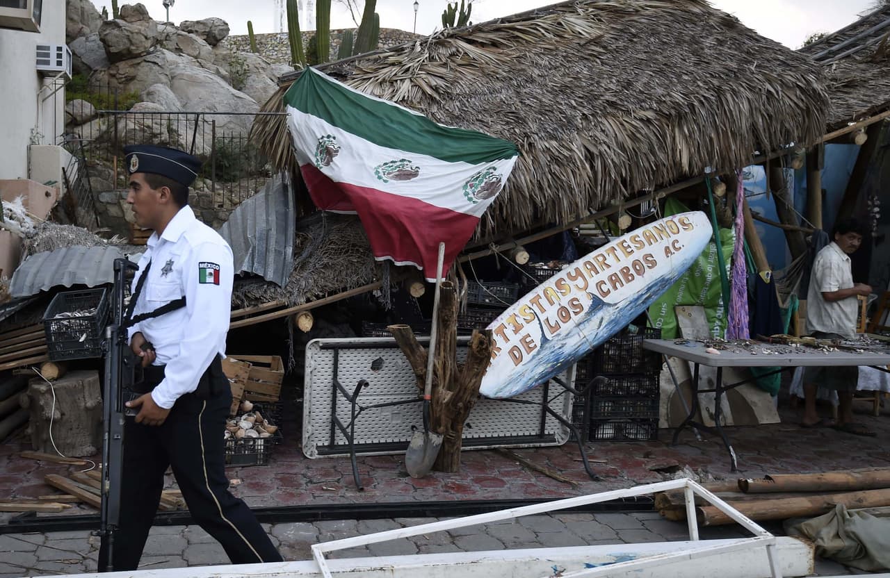 <b>Huracán Odile, 2014.</b> El huracán “más devastador” que haya tocado tierra en ese lugar. Las ráfagas de vientos doblaron postes de luz y palmeras, hicieron volar puertas y derrumbaron estructuras enteras. El techo del aeropuerto voló por completo, dejando una de las terminales en ruinas. Dieciocho personas murieron y los daños se estimaron en mil 22 millones de dólares.