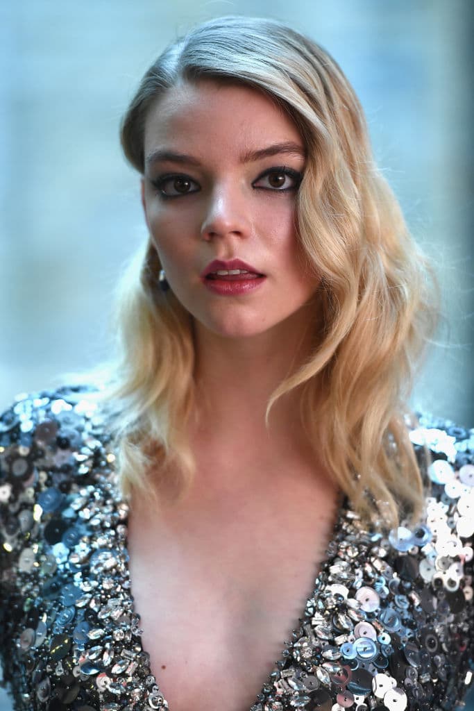 Posteriormente, la revista Variety hizo una actualización y declaró: ‘Una versión anterior identificó a Anya Taylor-Joy como una persona de color. Ella ha dicho que se identifica como una latina blanca’.