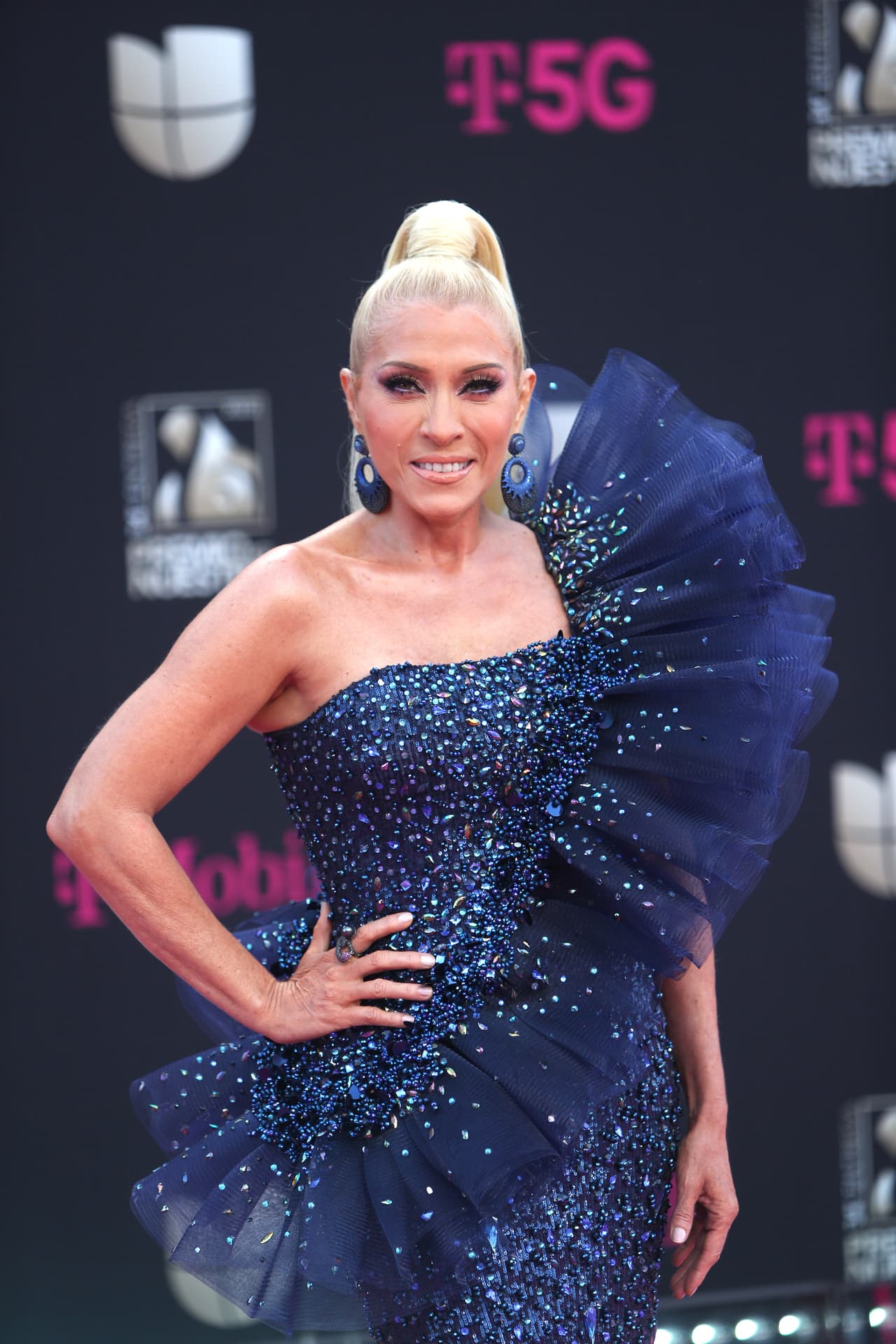 ‘Ya no vives en mí’, ‘Arrepentida’, ‘Estoy cansada’, ‘Maldita primavera’ y ‘El espejo’ son sólo algunos de los éxitos con los que la celebridad, de 58 años, ha conquistado a sus seguidores, quienes no dudan en dejar cariñosos comentarios a través de redes sociales.