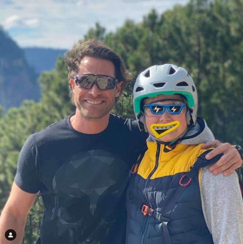 Santiago tiene 11 años y mantiene una buena relación con Angelique.
<br>