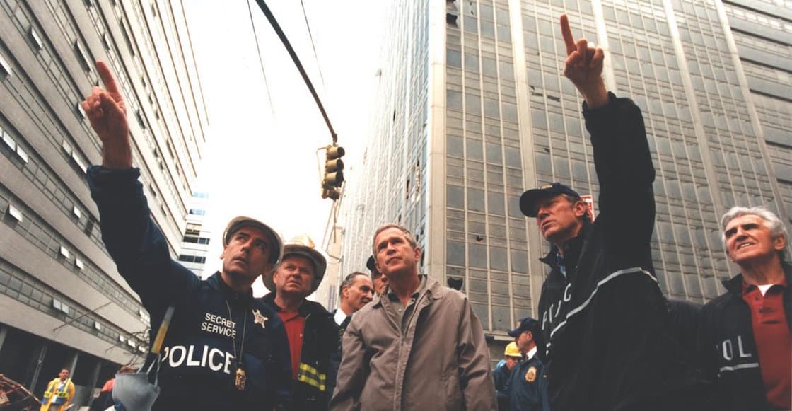 En esta fotografía compartida por el Servicio Secreto de Estados Unidos se puede ver al expresidente George Bush al llegar a la zona del atentado en las Torres Gemelas, junto a varios bomberos de Nueva York.