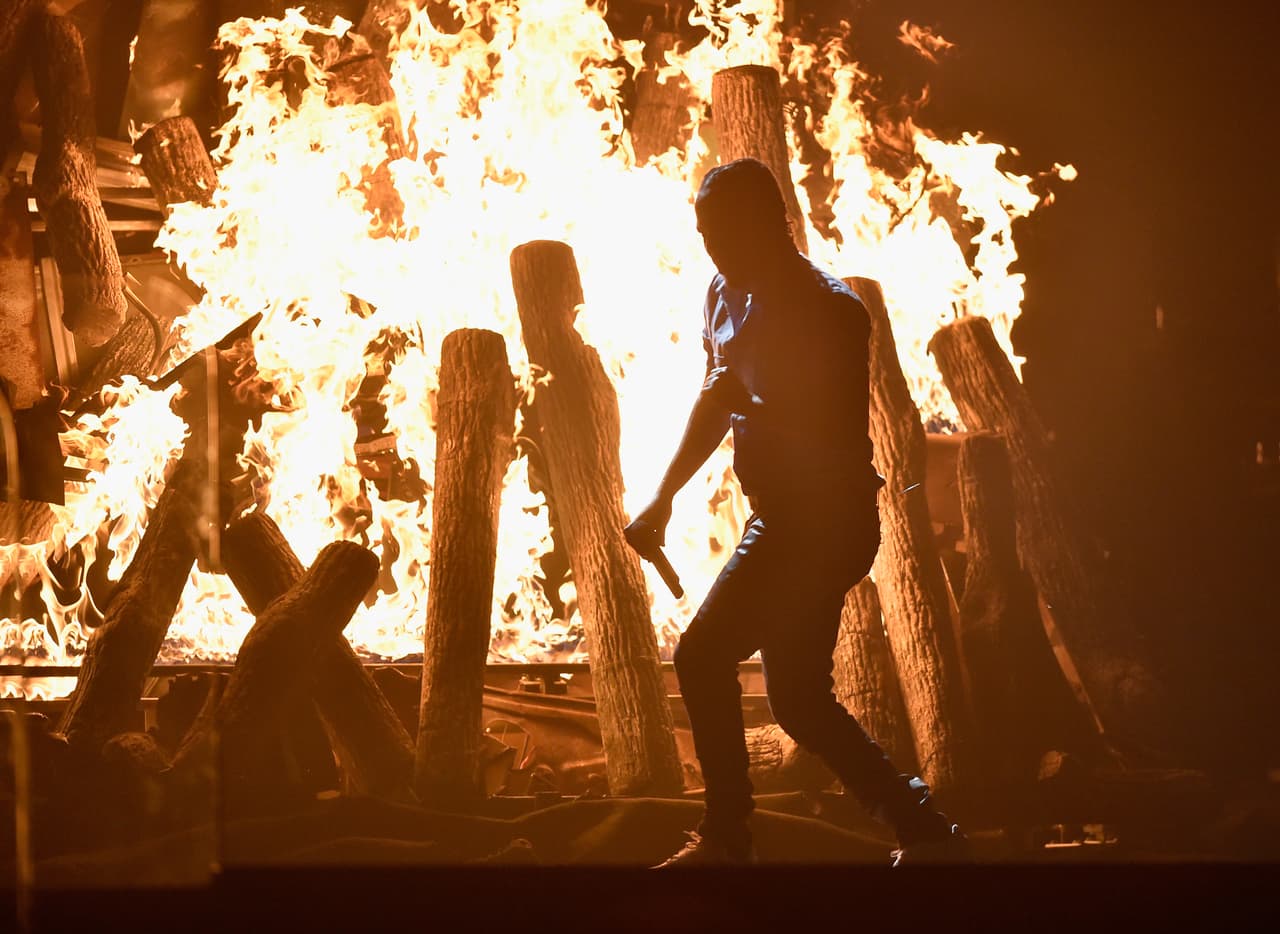 Fuego, baile, protesta y un gran músico al frente, así fue la magnífica presentación de Kendrick Lamar en el GRAMMY.