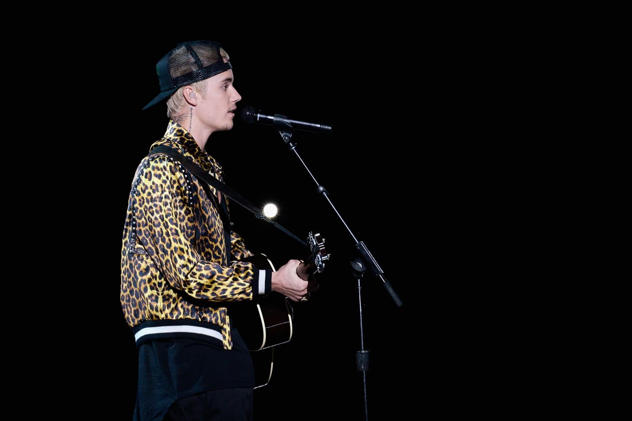 El cantante canadiense no llegó solo, ya que durante su interpretación apareció el dueto Skrillex, con quienes se hizo acreedor a su primer GRAMMY.