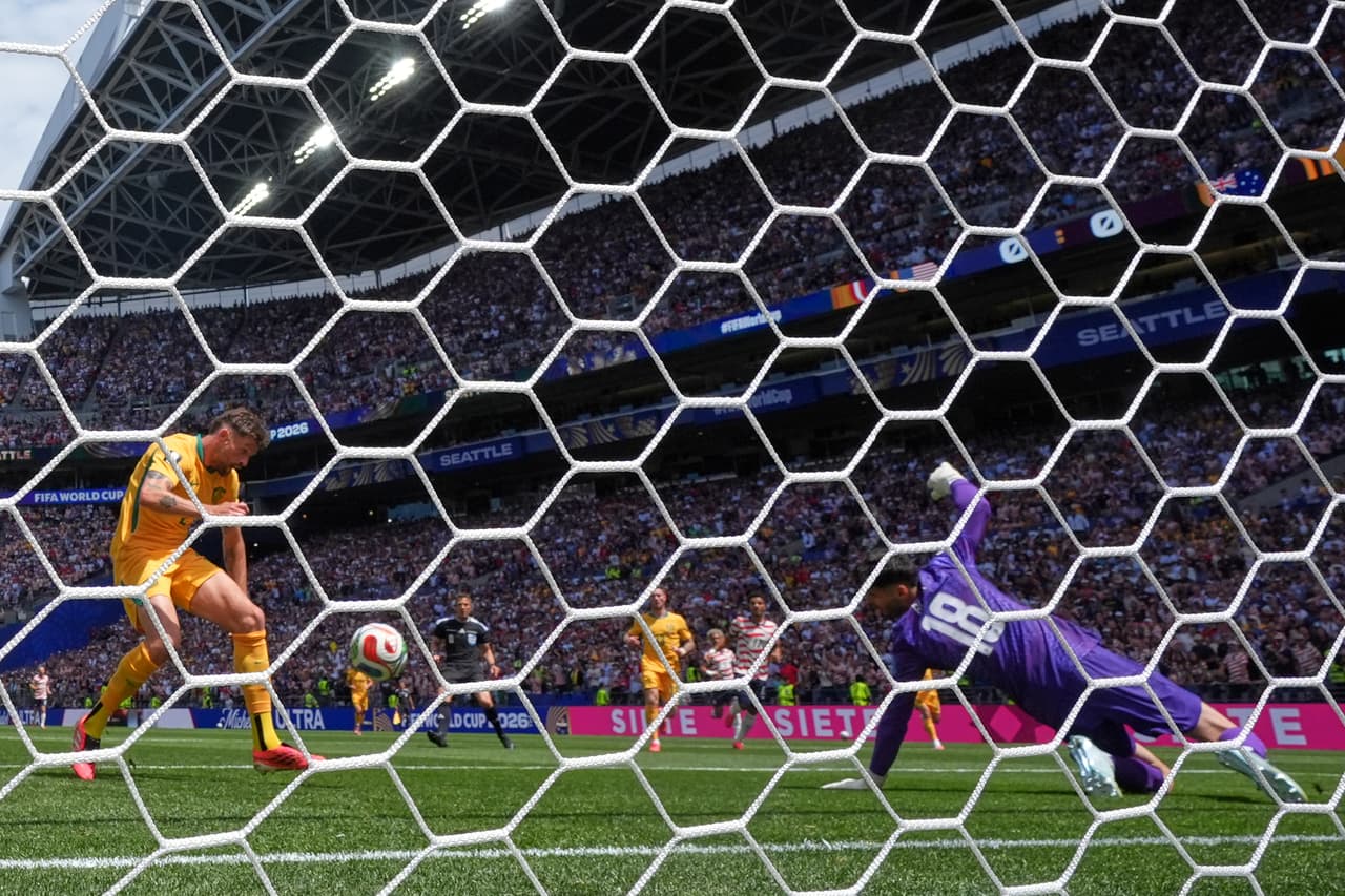 Cameron Burgess (21), de Australia, anota un gol en propia puerta durante el partido de fútbol del Grupo D de la Copa Mundial entre Estados Unidos y Australia en Seattle, el viernes 19 de junio de 2026. (Foto AP/Lindsey Wasson)