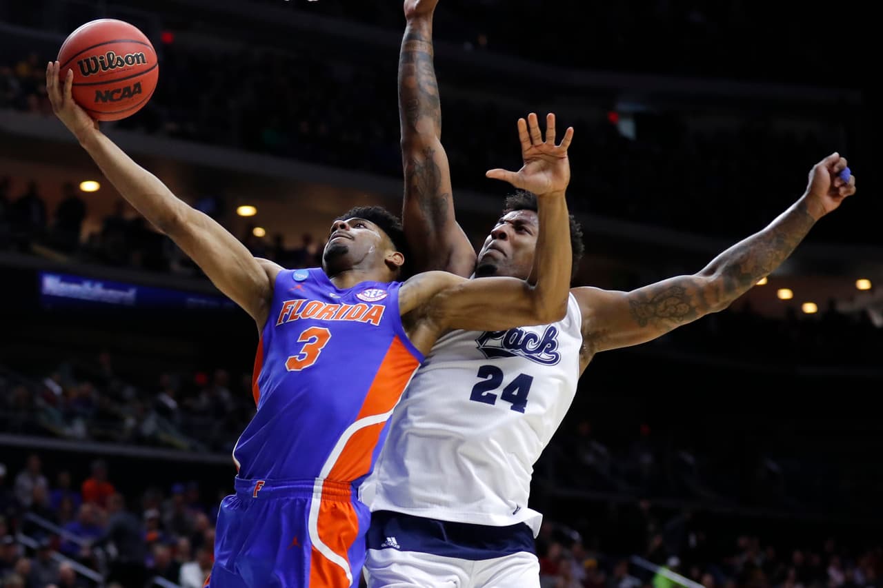 <b>Florida (10) 70-61 Nevada (7)</b>. Los Gators sorprendieron al Wolfpack, equipo mejor sembrado en la Región Oeste, al derrotar al favorito en este duelo. Pero no fue fácil, pues Florida dejó escapar por poco una ventaja de doble dígito. Por los Gators Keyontae Johnson aportó 10 puntos y 10 rebotes.