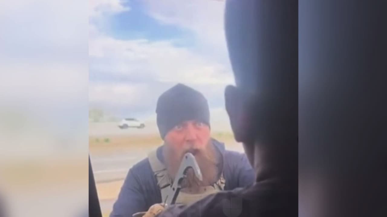 Patrulla de Caminos informa que hombre dentro de auto con el vidrio quebrado tenía orden de arresto