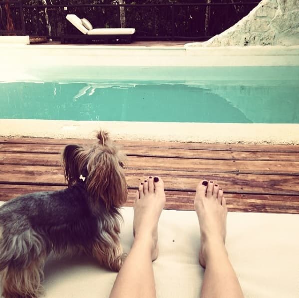 Hasta imita las poses de Ana.