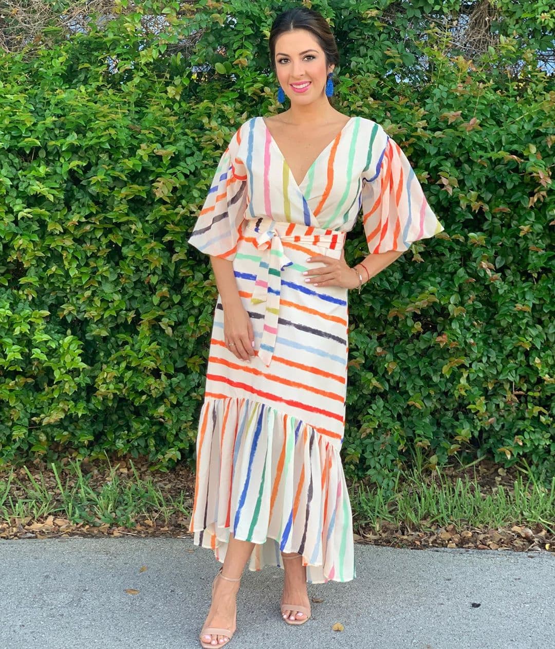 Maity Interiano suele vestir de manera impecable así sea en sus días fuera de cámaras, aquí lució un vestido colorido de telas vaporosas que la hacen verse ligera, sencilla y con mucho estilo.
<br>