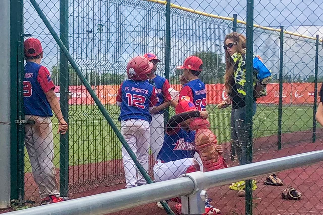 “Ya sabes, no podemos dar un paseo por el parque como una familia normal o ir a tomar un helado o hacer cualquier actividad sin que los fotógrafos nos sigan. Así que es difícil”, indicó.