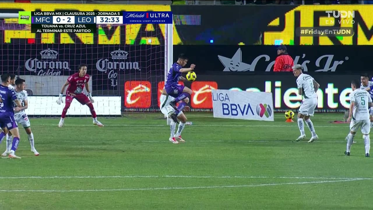¡Gol anulado a Mazatlán! Merolla remata de chilena pero se ayuda con la mano