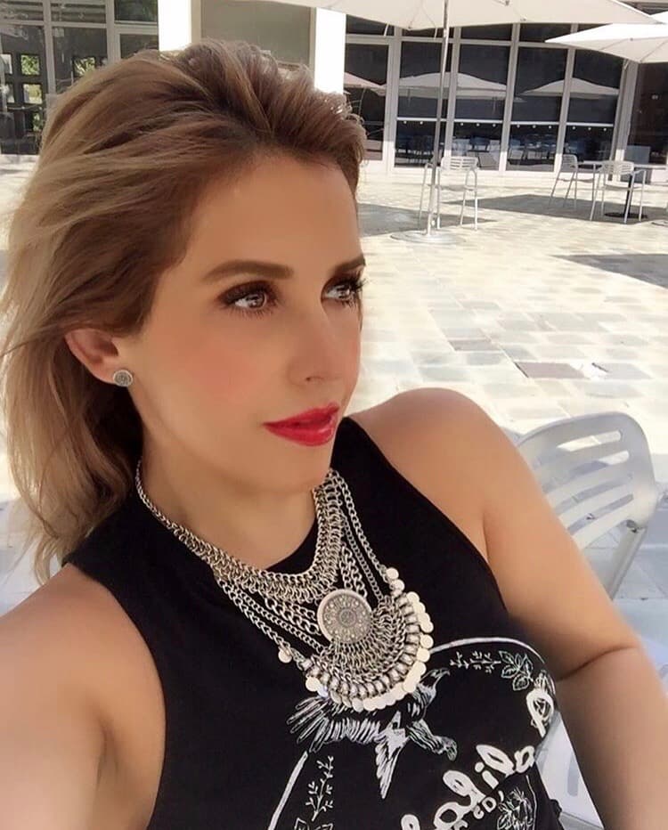 No hay duda que
<b><a href="http://www.facebook.com/erikareynapage/">Erika</a></b> es toda una experta en los peinado.