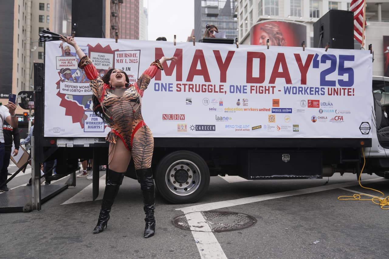 Un manifestante se encuentra frente a un cartel durante una protesta del Primero de Mayo, el jueves 1 de mayo de 2025, en Los Ángeles. 
<br>
<br>Esta ciudad californiana alberga una de las mayores manifestaciones del mundo. Los organizadores afirman que las protestas reflejan la creciente frustración con las políticas que consideran que favorecen a los magnates sobre los trabajadores y a las corporaciones sobre las comunidades.