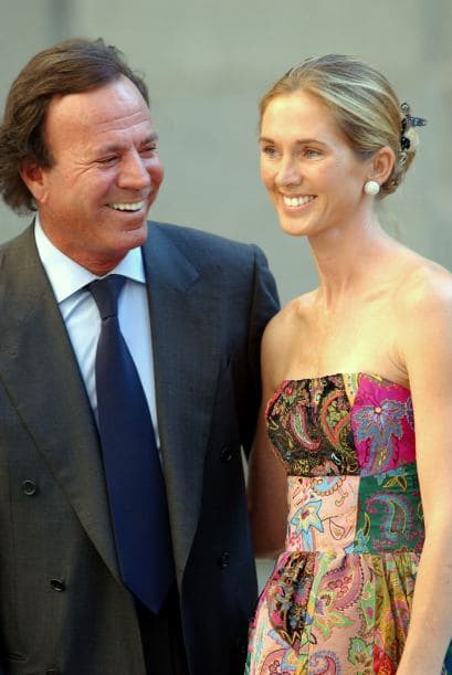 Julio Iglesias se casó con su actual esposa Miranda Rinjsburguer en el 2010. Duraron de novios como 20 años.
