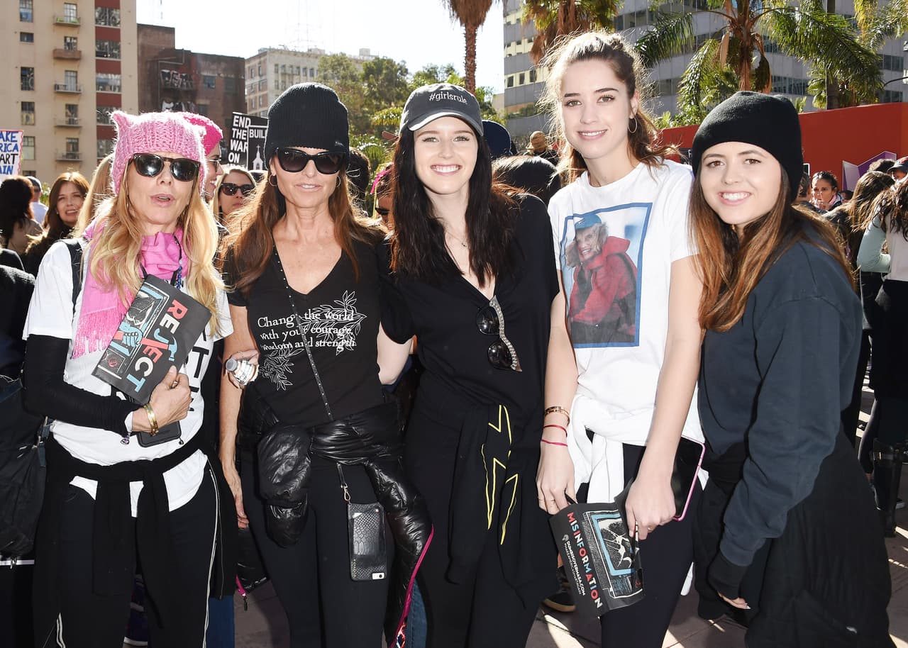 Rosanna Arquette y Maria Shriver, quien estuvo acompañada de sus hijas Katherine y Christina Schwarzenegger.