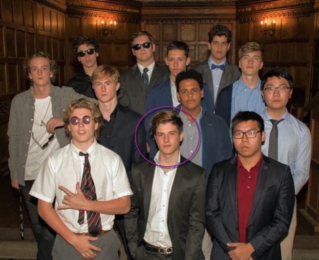 Durante mucho tiempo Nicolás ha vivido fuera de México y por un tiempo estudió en Canadá, donde conoció a la hija de Adal Ramones, afirma el sitio de noticias 'Debate' de México.