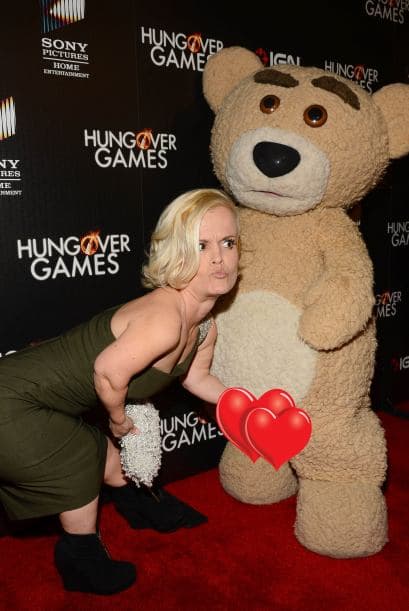 La alfombra de roja de la más reciente parodia 'Hungover Games' mostró personajes demasiados ilustrativos que para más de uso estuvo subidos de tono. La parodia de 85 minutos, se estrena este 18 de febrero y hasta el momento tienen un rating promedio entre los críticos del portal IMDB.com