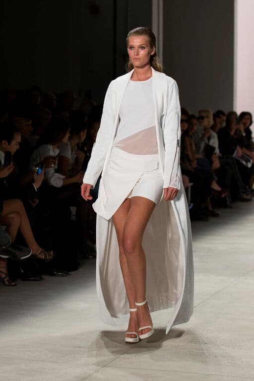 La marca que se caracteriza por ser de lujo llego con todo a la semana de la moda, en la gran manzana y dejo a más de una deslumbrada con las tendencias que se esperan para el próximo año. Diseñador Karigam. NYFW, Spring/Summer 2016 - 11/09/2015