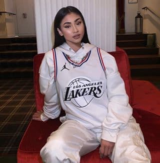 <b>3. Le encanta el baloncesto.</b> Con frecuencia se fotografía luciendo la ropa deportiva oficial de famosos equipos de basquetball, y comparte las imágenes en su cuenta de Instagram. Aquí la vemos con el jersey de Los Lakers.