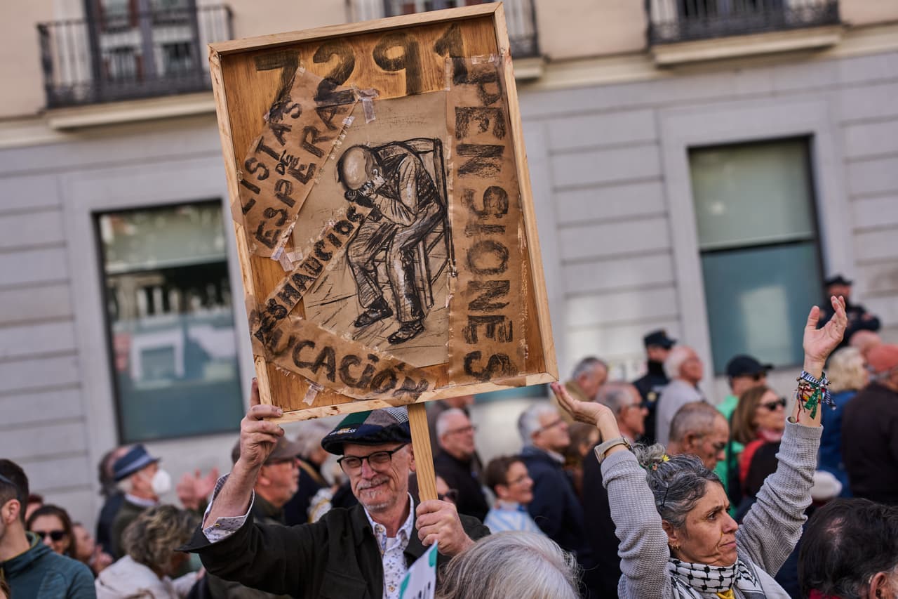 Pensionistas y simpatizantes marchan para defender sus derechos de jubilación en Madrid, España, el sábado 24 de octubre de 2026.