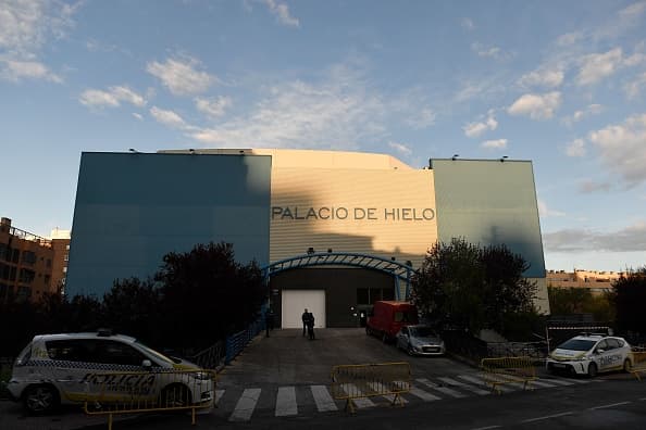 Policías frente al centro comercial en donde el Palacio de Hielo, en Madrid, que posee una pista de hielo, oficiará de morgue temporal a partir de este 23 de marzo de 2020.
