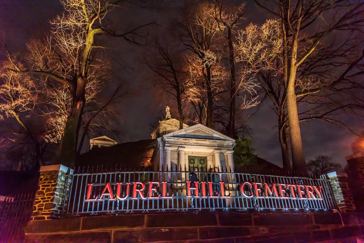 <b><a href="https://thelaurelhillcemetery.org/events/til-death-do-us-part-love-stories-of-laurel-hill-walking-tour" target="_blank">Valentine’s Day Tours at Laurel Hill Cemetery (12 y 13 de febrero)</a></b>: El cementerio de Laurel Hill organiza un par de recorridos temáticos por los terrenos para honrar la festividad, comenzando con Love Stories of Laurel Hill, donde los visitantes pueden visitar a pie los lugares de descanso final de enamorados enterrados en el lugar y escuchar sus historias.