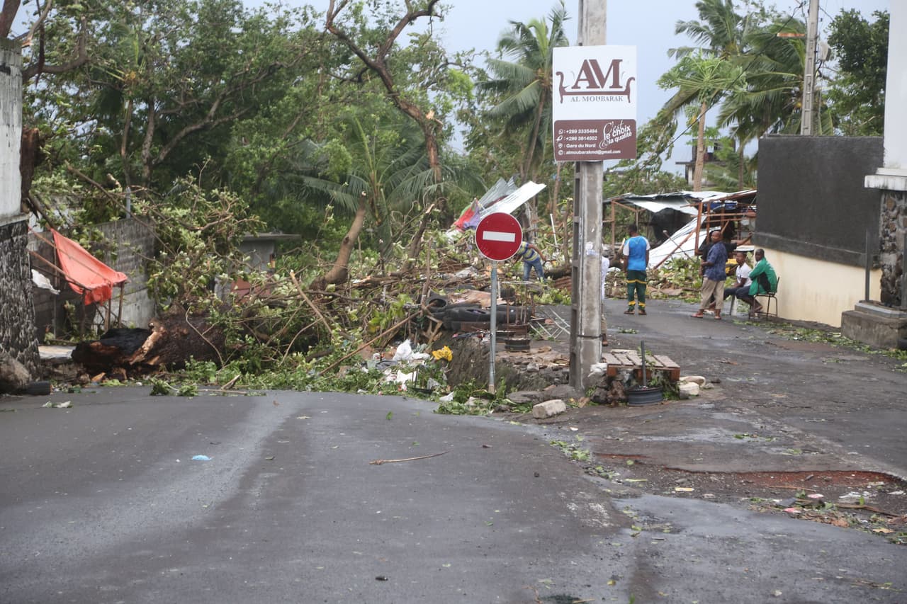 Árboles caídos por la fuerza del viento en Moroni, Islas Comoras, frente a las costas de Mozambique. Kenneth, el segundo ciclón devastador que golpea el sureste de África en sólo seis semanas, arrancó techos y árboles y mató al menos a tres personas. Naciones Unidas advirtió de una posible "inundación masiva" en la zona por donde pasó el temporal.