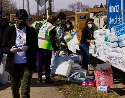 La familia de Yovanni López junto con la organización United Giving Hope NFP y el Santuario de Nuestra Señora de Suyapa realizaron el pasado sábado 13 de marzo 
<a href="https://www.univision.com/local/chicago-wgbo/familia-de-marlen-ochoa-entregara-panales-y-comida-a-los-afectados-economicamente-por-el-coronavirus-video">un evento para recordar a Marlen Ochoa López</a> y su hijo Jadiel López, regalando pañales, comida y toallitas húmedas a todas las madres necesitadas.