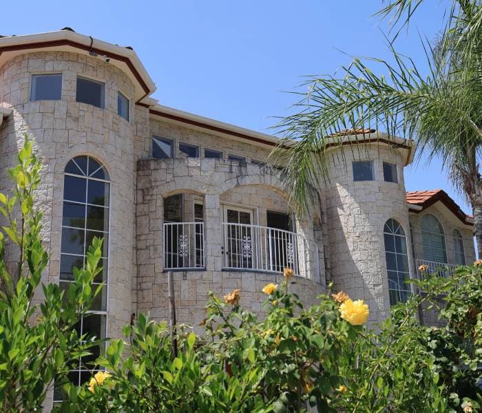 La casa se ubica en la cuadra 600 de West Camino Real, compuesta por más de 10,000 pies cuadrados. Está valorada en $10 millones.