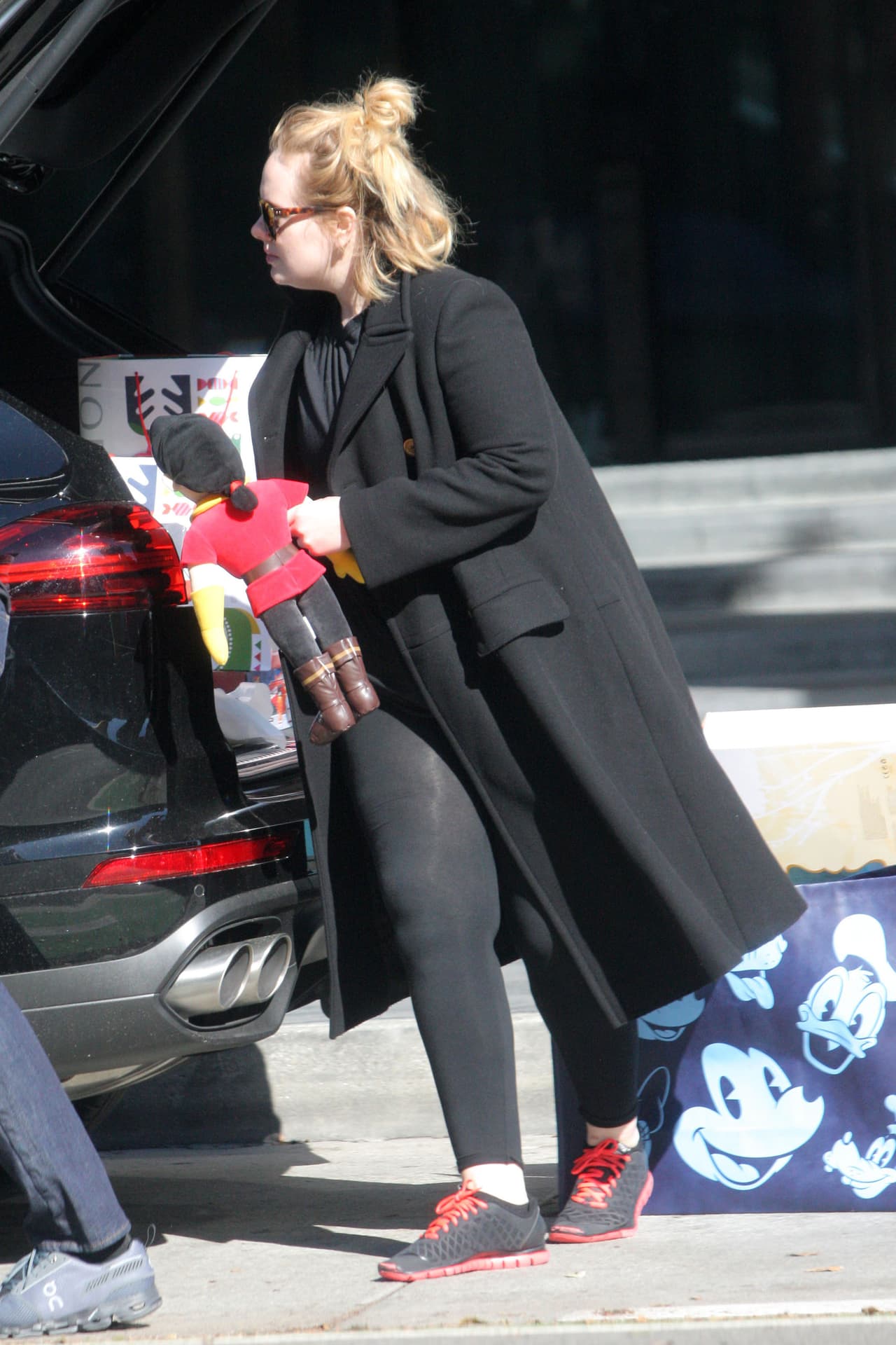 Y ese muñeco no quedó entre las bolsas. ¿Será para dárselo de una vez a su nene?