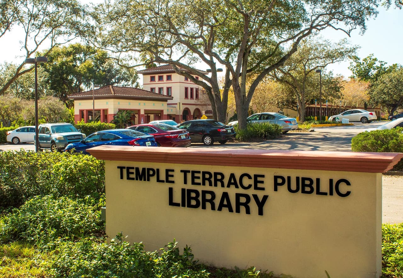 <b>Temple Terrace Public Library</b> fue establecida originalmente en 1959. Finalmente, la ciudad se hizo cargo de ella y se nombró una junta de bibliotecas, lo que hizo que la 
<b>biblioteca</b> fuera elegible para formar parte de la cooperativa de bibliotecas públicas del condado de Hillsborough.
<br>
<br>Cuenta con materiales impresos y no impresos; y su objetivo es ampliar los horizontes de sus usuarios, promover la libertad intelectual y brindar una mejor calidad de vida.
<br>
<br>“Mucho más que solo libros, la biblioteca ofrece una gran cantidad de recursos electrónicos y de otro tipo, incluido el acceso a libros electrónicos, transmisión de películas, bases de datos para la educación, asistencia con las tareas escolares y búsqueda de empleo”, destaca su 
<a href="https://templeterrace.com/154/Public-Library" target="_blank">sitio web</a>.
<br>
<br>Se encuentra en el 202 de Bullard Parkway. Atiende en horarios de lunes a jueves de 10 de la mañana a 8 de la noche; viernes de 10 de la mañana a 6 de la tarde y sábados de 9 de la mañana a 5 de la tarde. Su teléfono es el 813-506-6770.
<br>