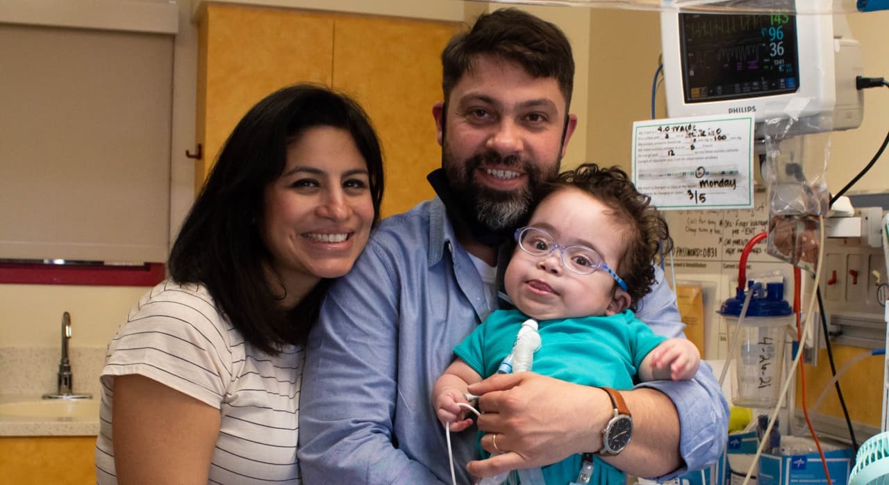 Bebé con enfermedad genética sale de hospital tras estar internado 3 años