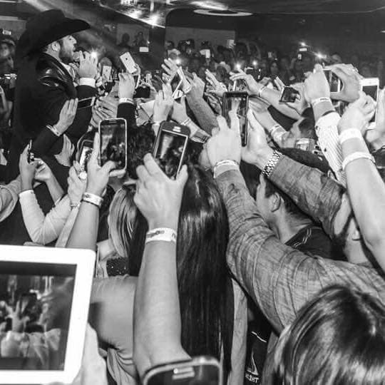 La 'celulitis' en su máxima expresión. Todo mundo quiere una foto con el cantante.