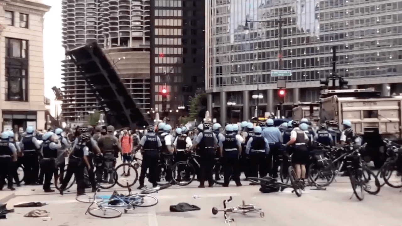 La práctica ‘kettling’ que aplica la policía de Chicago está bajo la lupa por ser considerada “peligrosa”