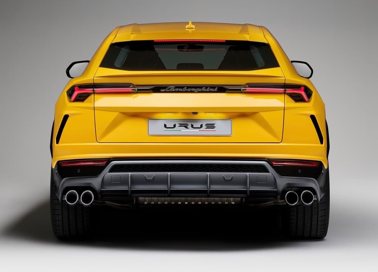 Algo nos dice que en esta oportunidad las ambiciones todoterreno de Lamborghini van a ser sustancialmente menos modestas. La Urus es lo que la LM002 nunca fue, un vehículo hermoso de líneas agresivas que replican en la medida de lo posible la exquisita extravagancia que sus compañeros de cuadra, los Lamborghini Huracan y Aventador, comunican con solo darles un vistazo.