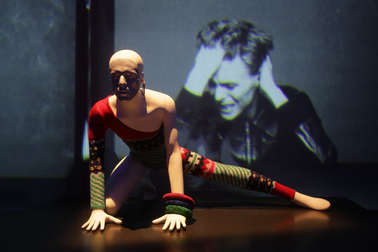 Pero si buscamos bien, todavía hay una referencia anterior a Flo-Jo en la historia de la cultura pop. El cantante David Bowie utilizó este bodysuit en 1973 para presentarse durante la gira de su quinto disco travestido como su personaje Ziggy Stardust.