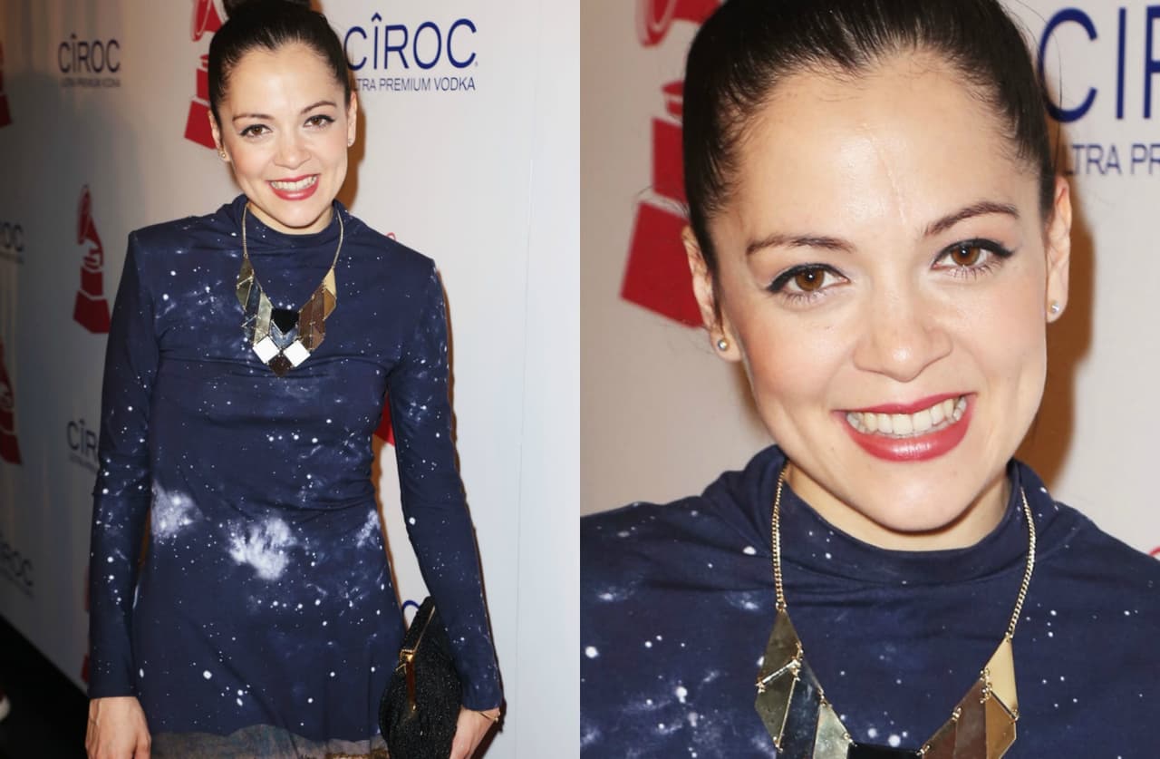 Natalia Lafourcade se destaca por sus looks sencillos, pero eso sí, la coquetería queda implícita con sus labios en un rojo más tierno.