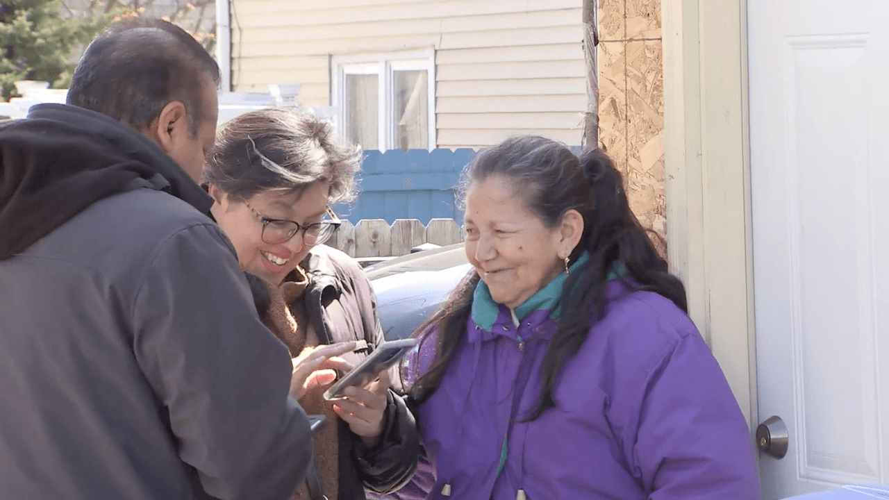 María y Bertha platican durante la visita de la organizadora al hogar que está en reconstrucción.