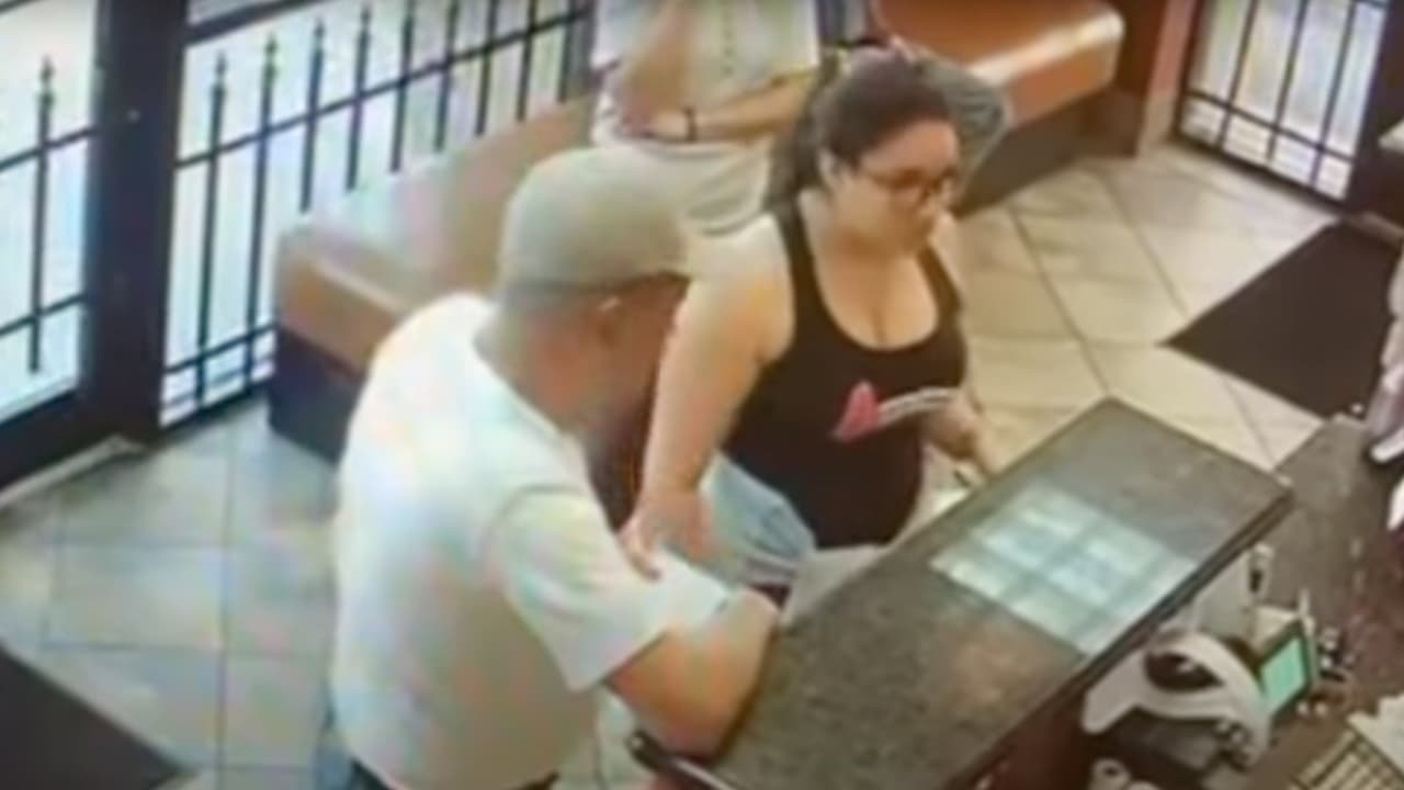 Acusan a una pareja de rociar gas pimienta a una mesera que les reclamó pagar la cuenta en Texas