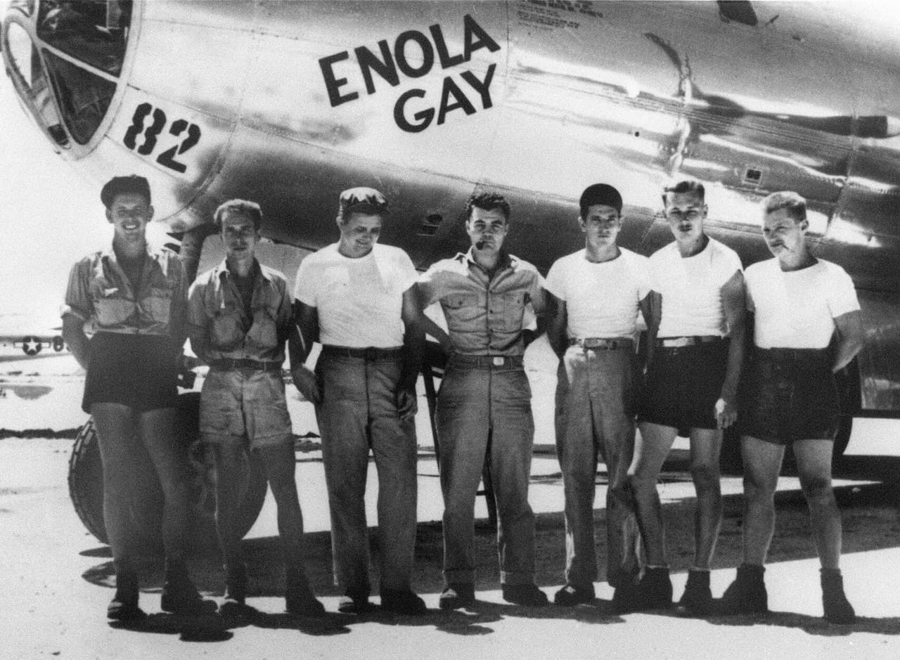 El piloto estadounidense Paul W. Tibbets Jr. (en el centro), junto al equipo de tierra del 'Enola Gay'.
<br>
<br>Este fue el avión pilotado por Tibbets que ejecutó el ataque atómico a Hiroshima el 6 de agosto de 1945.