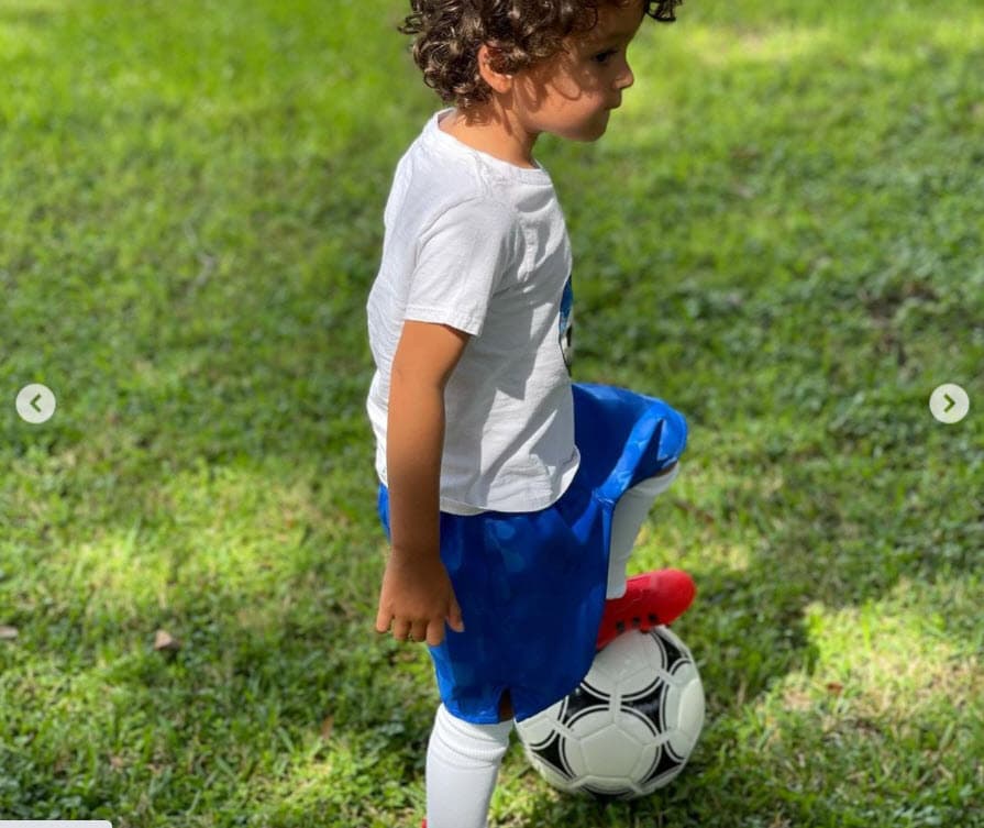 "
<b><a href="https://www.instagram.com/p/CTiOEuvAVml/" target="_blank">Mi esposo dice que (es) el siguiente Messi</a></b> y yo digo que (es) el siguiente Ronaldo…o mejor el primer Gael", escribió en Instagram.
<br>