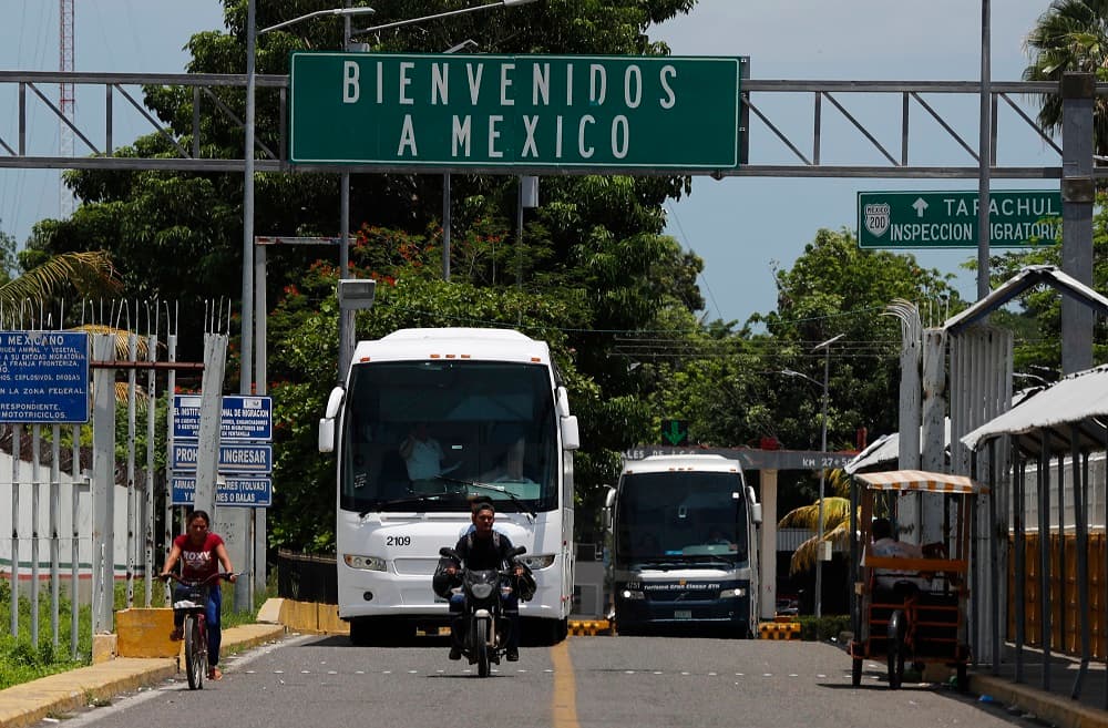 <b>8. México. </b>Este país que es paso obligatorio de miles de migrantes centroamericanos en su camino a Estados Unidos aparece como el octavo con mejor opinión de la migración. El estudio, sin embargo, no tiene en cuenta las últimas caravanas de migrantes ya que se realizó en 2018. Este año, tras el paso de miles de migrantes una
<b><a href="https://www.univision.com/noticias/inmigracion/55-de-los-mexicanos-cree-que-los-centroamericanos-que-buscan-asilo-en-eeuu-deben-ser-deportados-segun-una-encuesta">encuesta</a></b> reveló que el 55% de los mexicanos cree que los centroamericanos que buscan asilo en EEUU deben ser deportados.