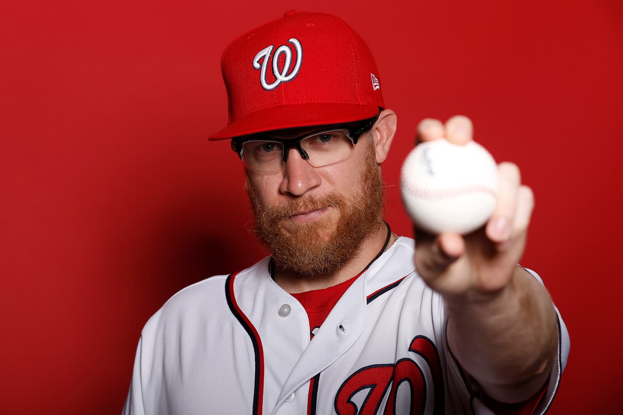 <b>Sean Doolittle, de los Nationals de Washington. </b>El beisbolista dijo que no atendería la invitación de Donald Trump a la casa Blanca luego de la victoria de su equipo en la Serie Mundial en octubre de 2019. "Hay muchas cosas con las que no estoy de acuerdo, pero al final del día tiene más que ver con la retórica de la división, las teorías conspirativas y el aumento de la división en el país", dijo Doolittle en una entrevista con
<i><a href="https://www.washingtonpost.com/" target="_blank">The Washington Post</a></i>. "Aunque quisiera compartir mi experiencia con mis compañeros de equipo, no puedo hacerlo", agregó. Varios de los jugadores no asistieron al evento en la casa Blanca el 4 de noviembre de 2019.